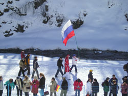 Алексей несёт флаг России